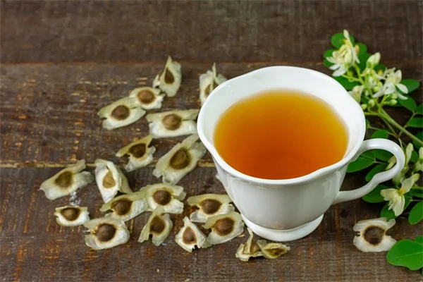 ピースリリーが三月に復活！緑茶で葉がツヤツヤになる方法